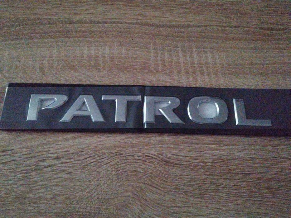 сребрист надпис Nissan Patrol