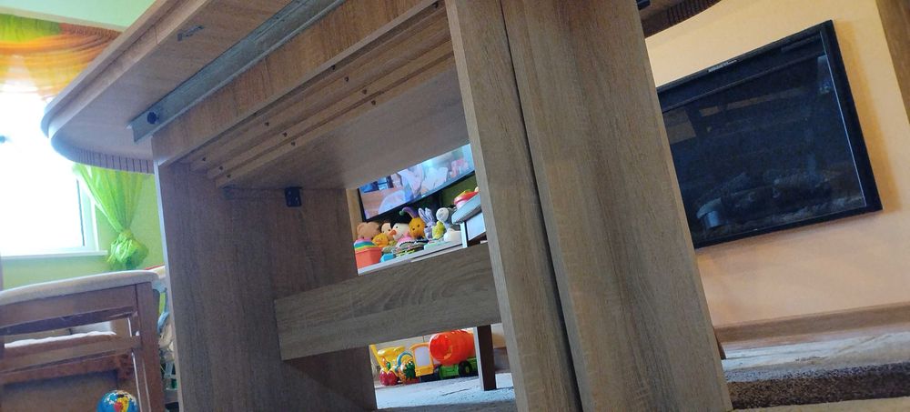 трапезна . маса.