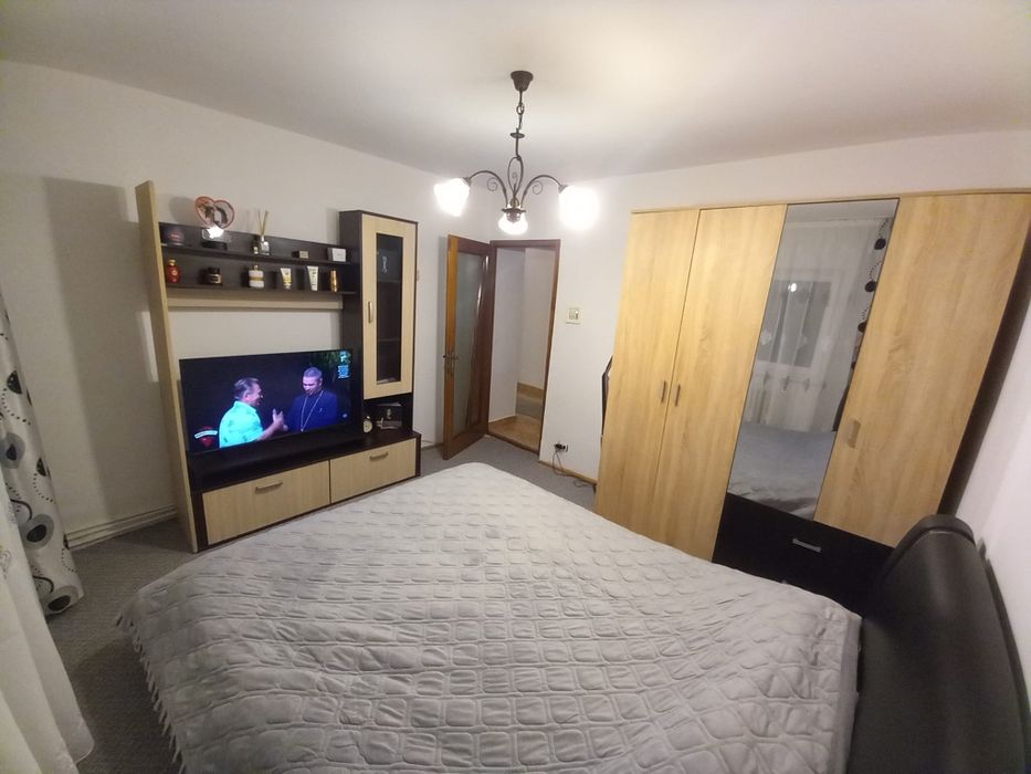 Inchiriez apartament 2 camere, Et.3, Zona Sens