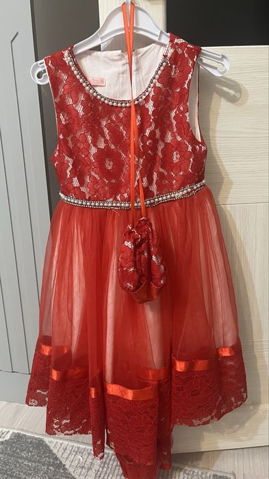 Продам платье на девочку 122 размер