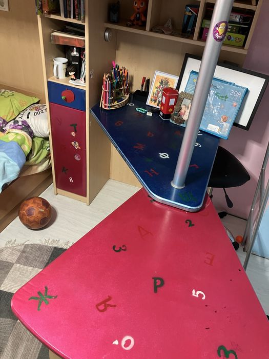 Двуетажно легло с бюро