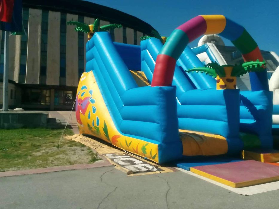 Надуваема пързалка батут