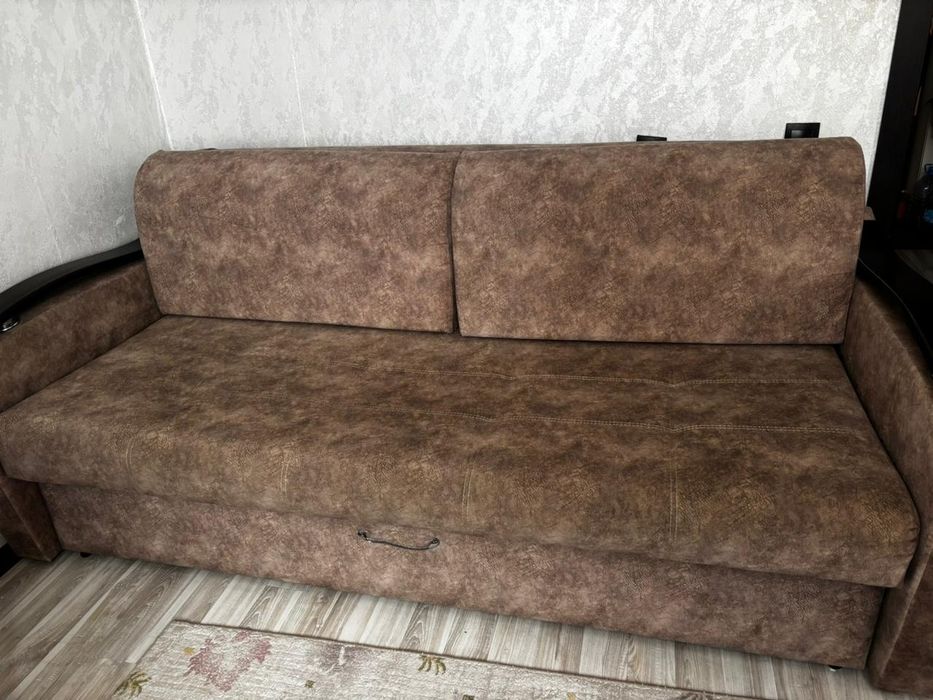 Продам диван в хорошем состояний.