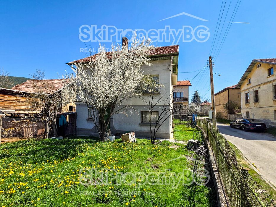Стара къща с голям инвестиционен потенциал в село Говедарци, близо до Боровец!
