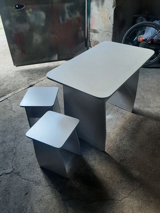 Стол и 2 табуретки