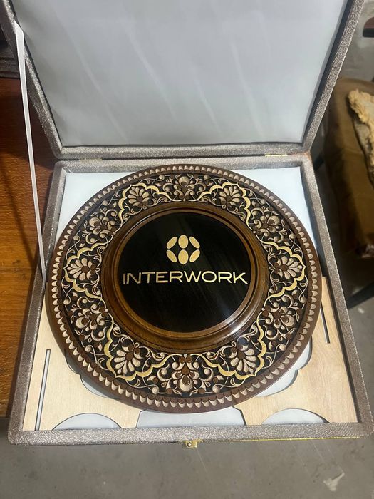 Тарелка ручной работы в подарочной коробке.