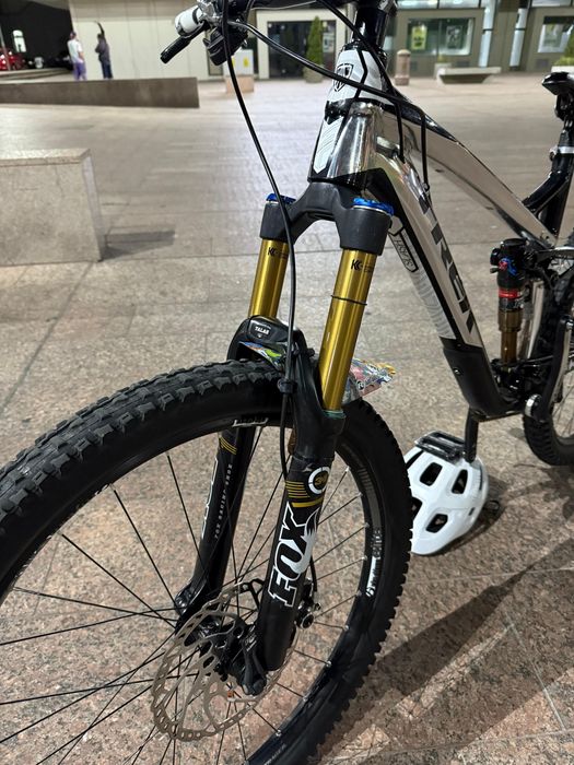 Vând Trek Slash 9, model 2014, mărime M, cu roți de 26”
