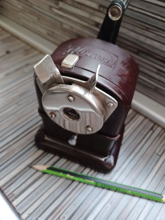 Hema Ретро,бакелитена острилка за моливи,.Настолна