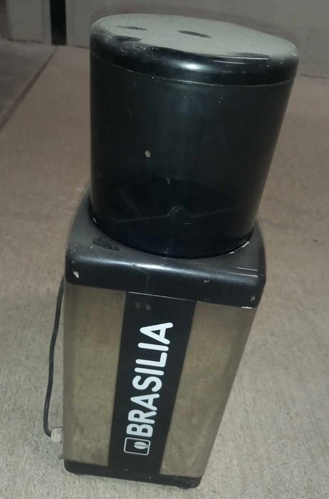 Продавам професионална кафемелачка Brasilia