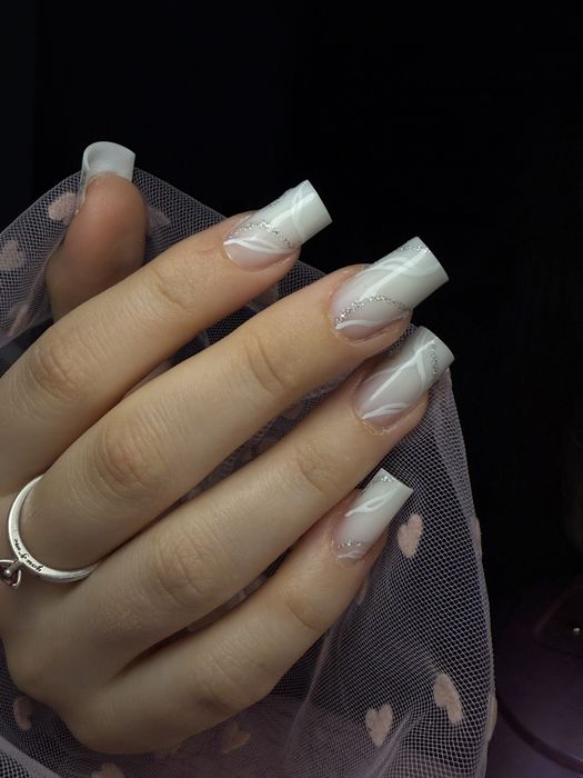 Realizez unghii cu gel