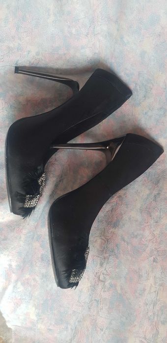 pantofi negri cu toc inalt si decoratiune argintie