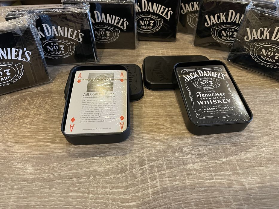Фланелки,карти за игра и шапки с козирка на Jack Daniel’s