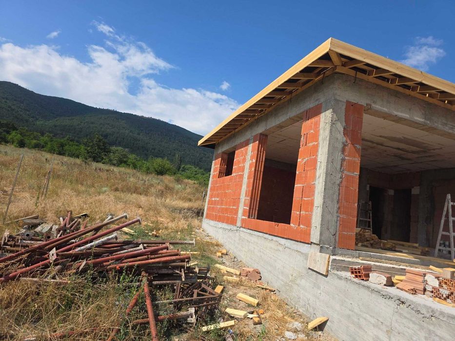 Продава масивна къща - ново строителство в близко село до гр.Казанлък