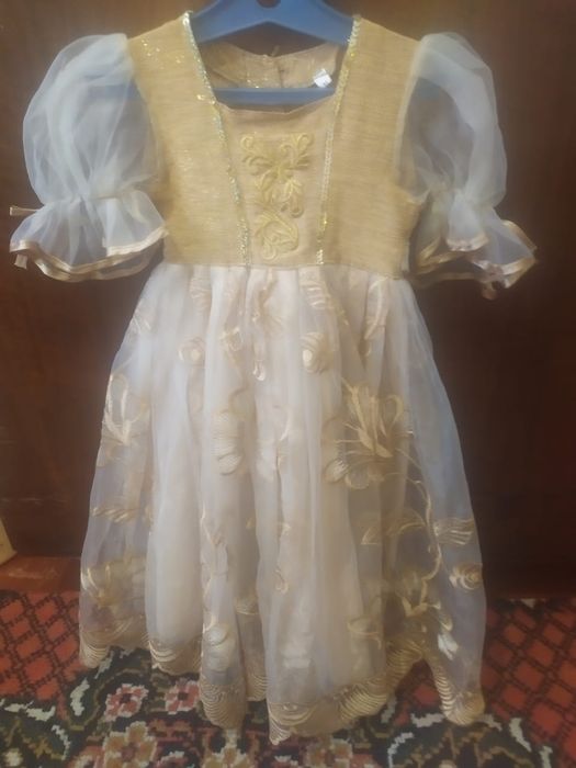 Продам детские платья б/у