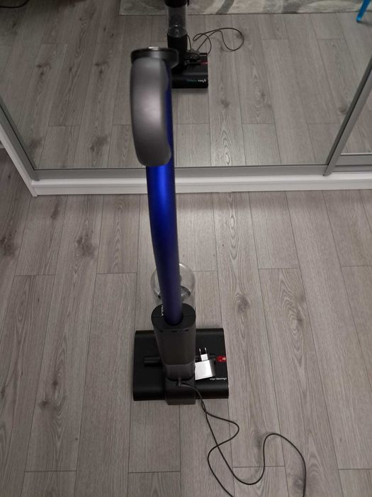 Aspirator vertical fara fir cu spalare Dyson