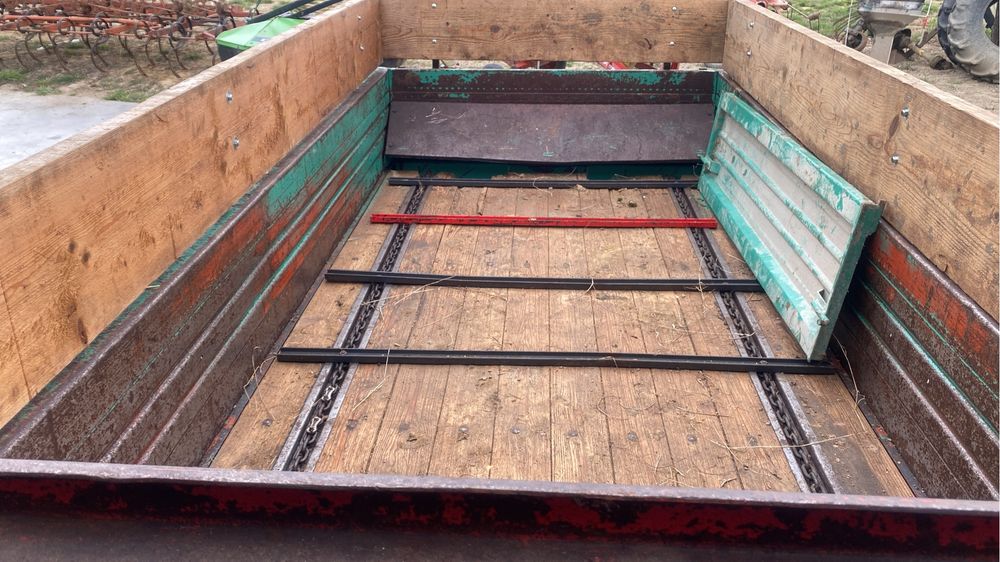 Remorcă de împrăstiat gunoi