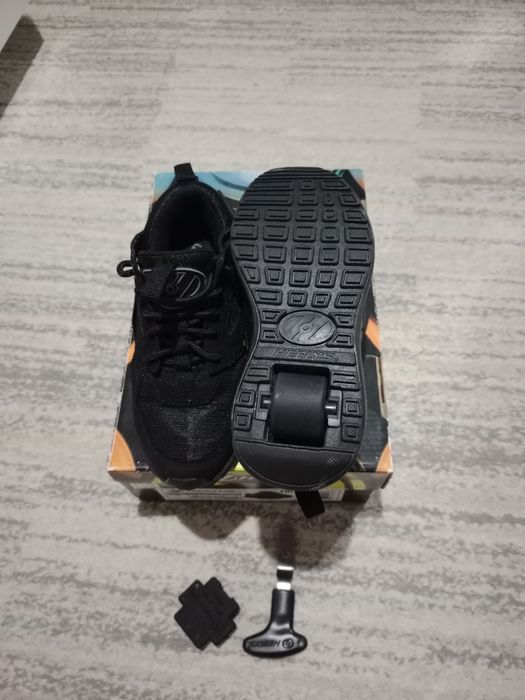 Продам Heelys кроссовки на роликах