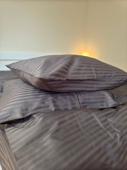 Strayp satin pastelniy belyolar