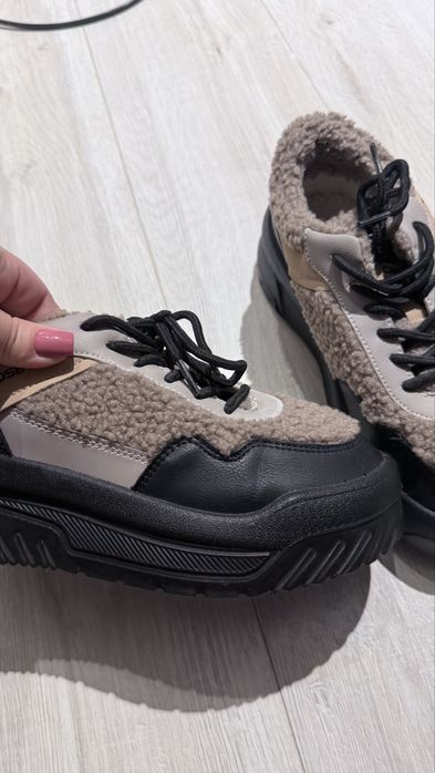 Продам кроссовки р 38