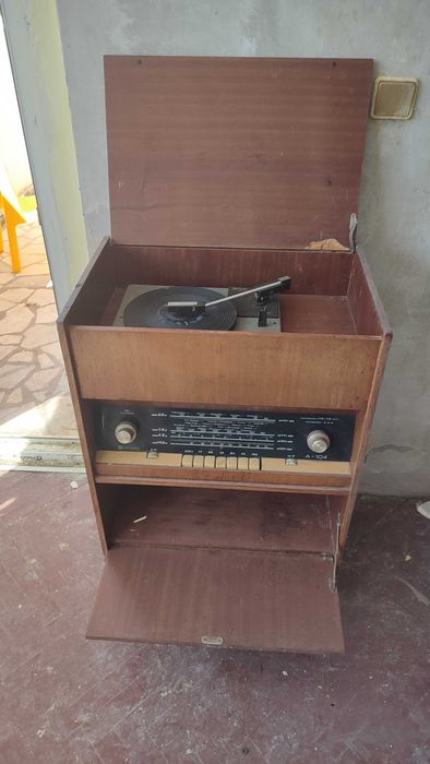 Лампово радио с вграден грамофон