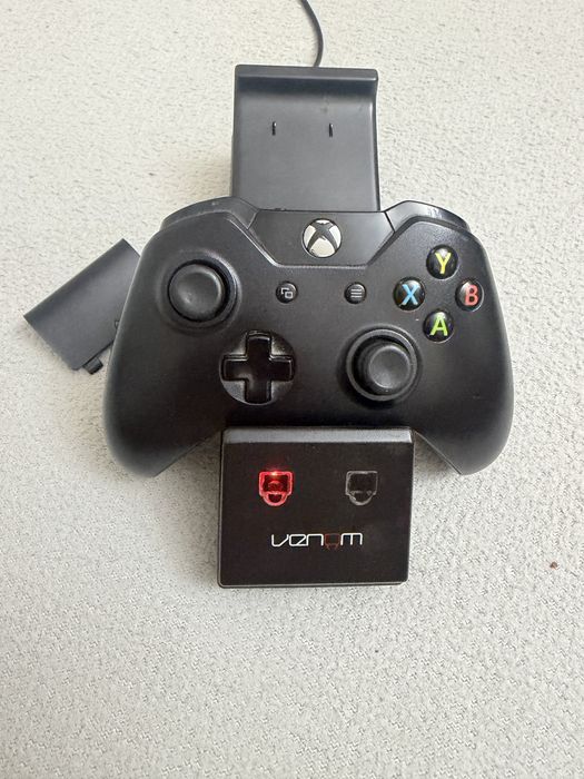 Xbox One S All Digital 1TB + Controller Original + Stație Venom + Cutie + Accesorii