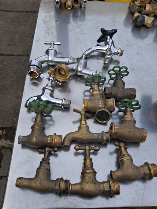 Vând robineți de apa