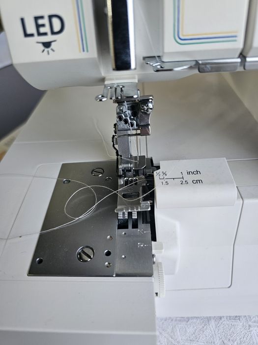 Masina casnica combinata de surfilat si acoperire Merrylock 4070