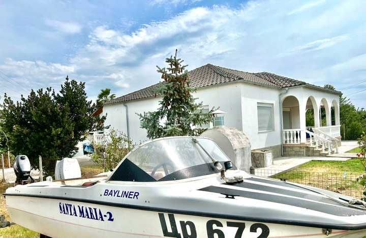 Моторна лодка Bayliner