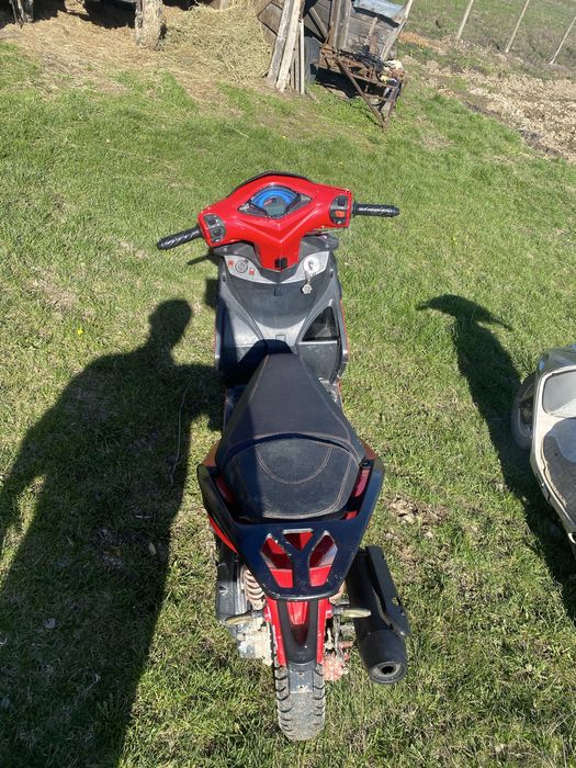 Vând 2 scutere sau schimb