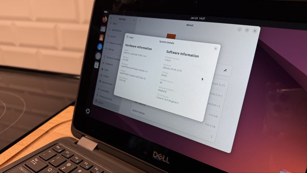 Лаптоп тъчскрийн Dell Latitude 3190 2 in 1 + мишка Fujitsu + чанта