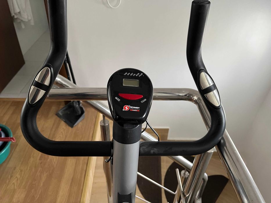 Bicicletă statică foarte puțin folosită.