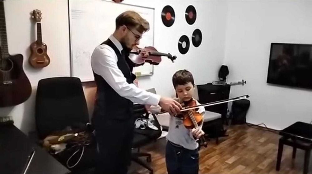 Predau lecții/cursuri de Pian, Vioară și teorie muzicală