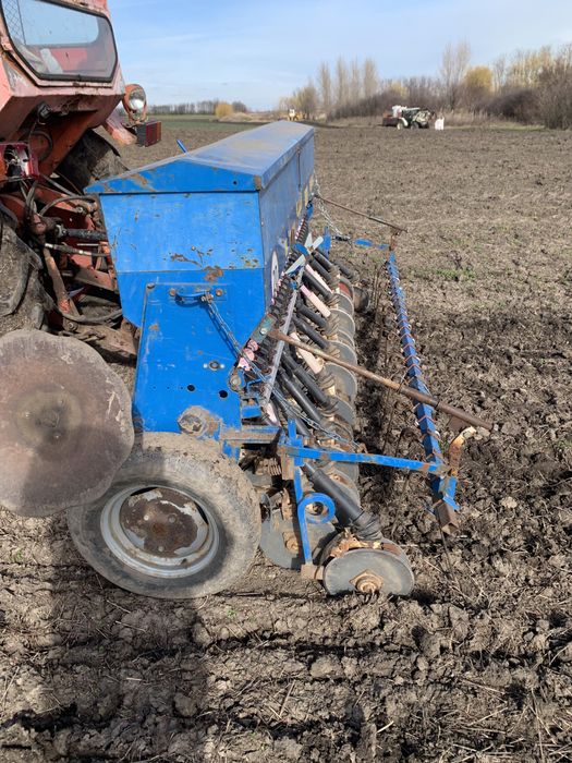 Vând semănătoare păioase de 3m