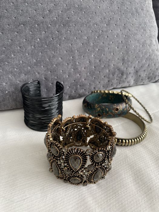 Гривни и колиета