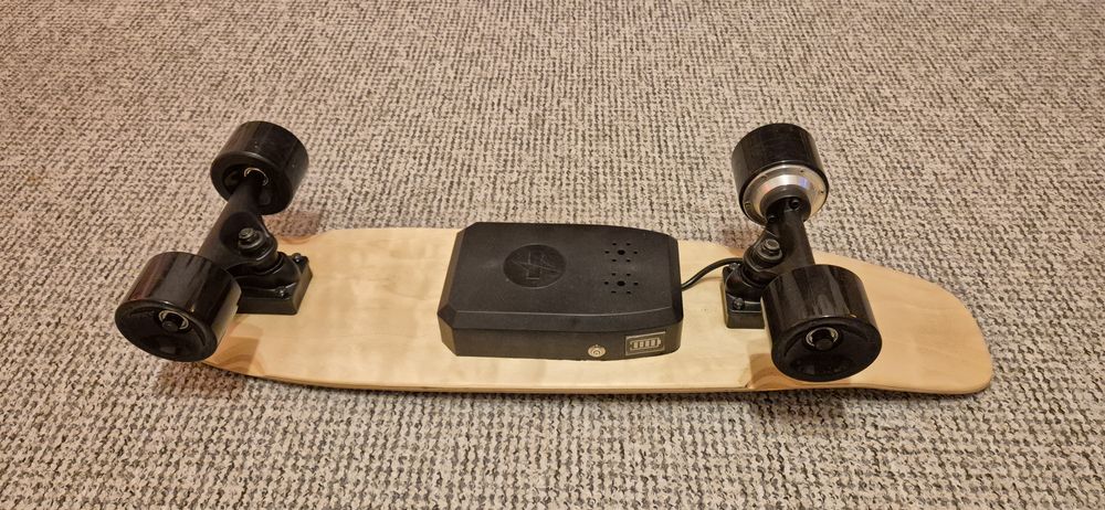 Skateboard Electric Cruiser 74cm Nou