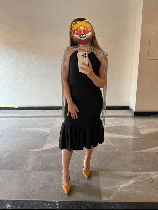 Украшение на плечи из стразового шнура