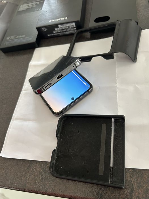 Vând Samsung Galaxy Z Flip 5 (model SM-F731B), varianta cu 512 GB memorie internă și 8 GB RAM, culoare Graphite