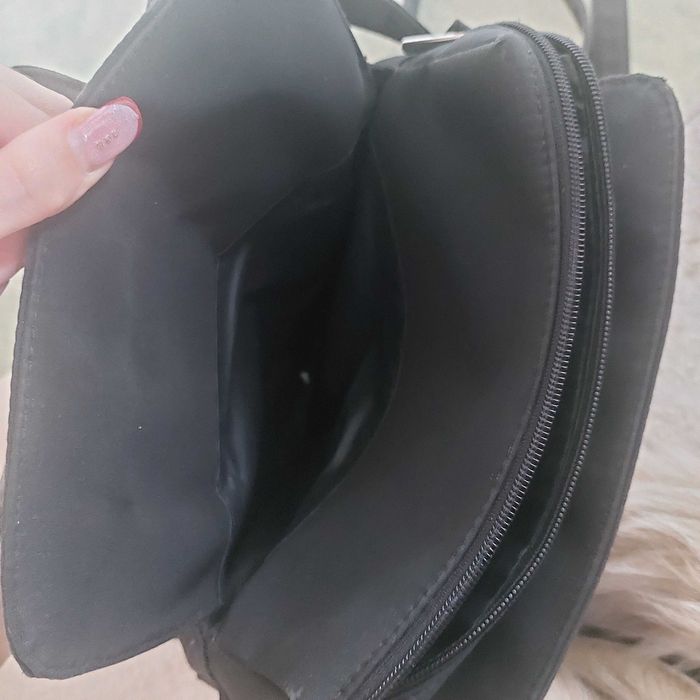 Черна малка раница