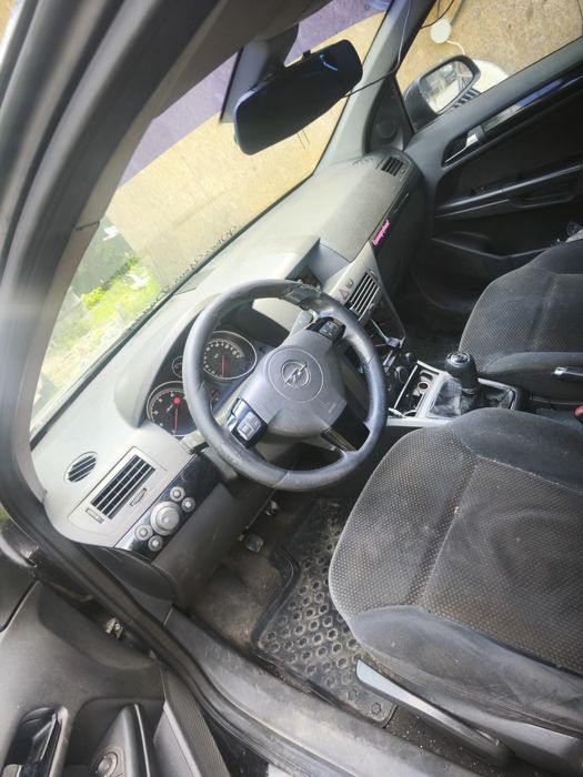 Dezmembrez Opel Astra H