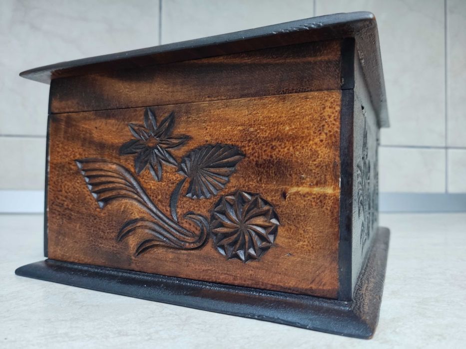 Caseta, cutie veche sculptata, din lemn masiv