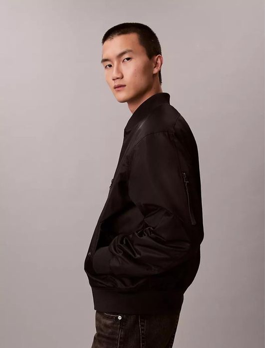 Продам оригинальную бомбер куртку Calvin Klein