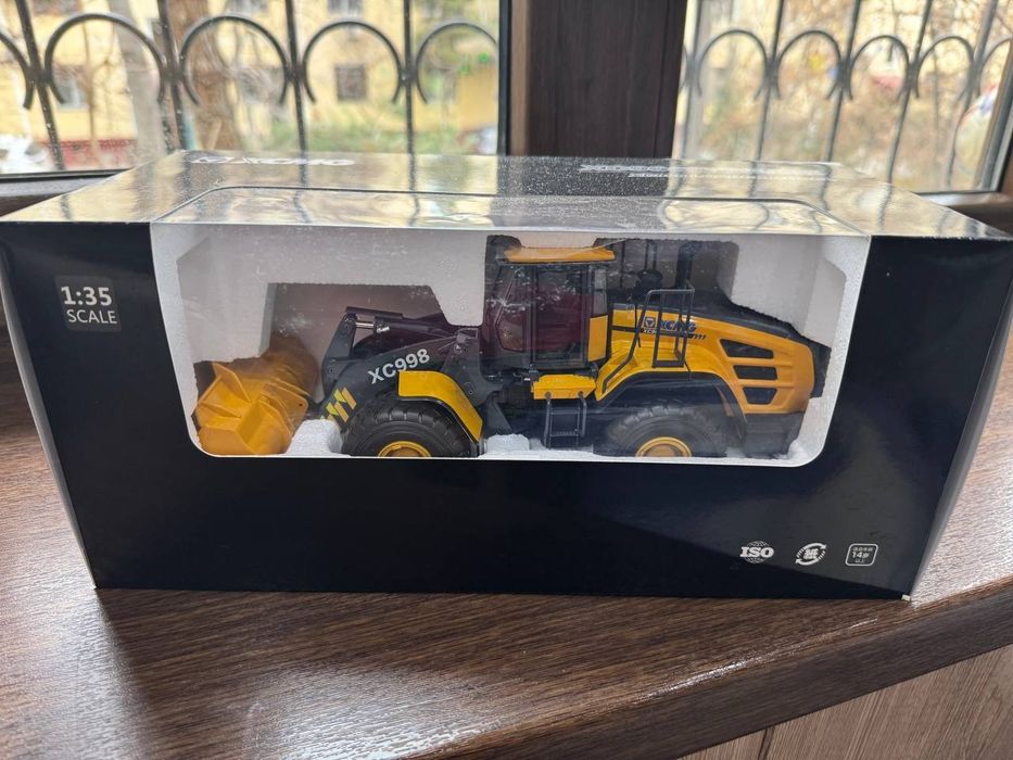 Продаётся коллекционная модель фронтального погрузчика XCMG