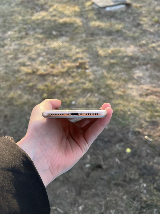 iPhone 8 64гб золотистыи