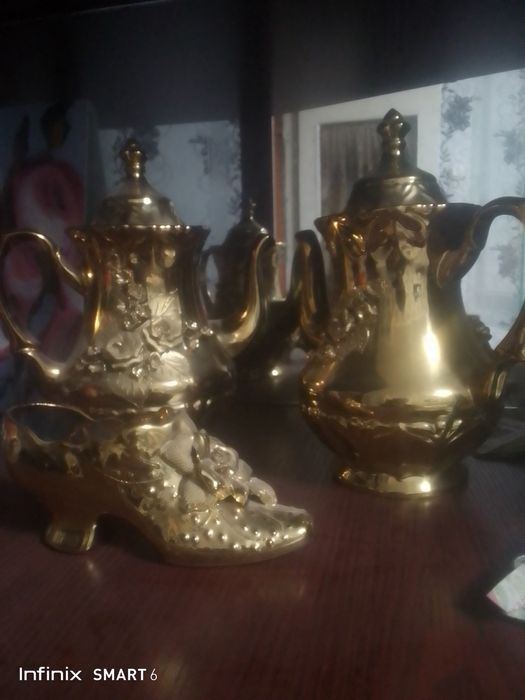 Продаётся 2 чайника и одна туфля не золотая. Нету пиялок или чашек.