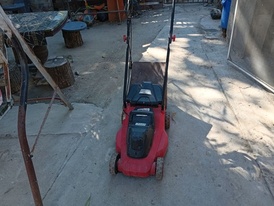 Vând mașini de tuns iarba gazon