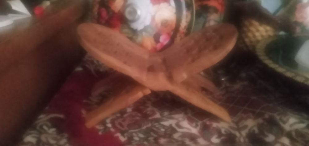 Подставка под книги.Производство Индия