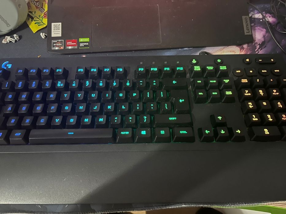 Vând tastatura și mousepad