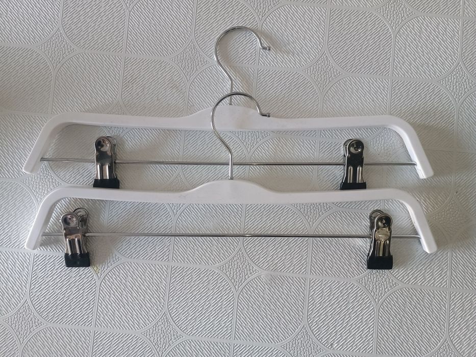 Вешала белые для одежды.