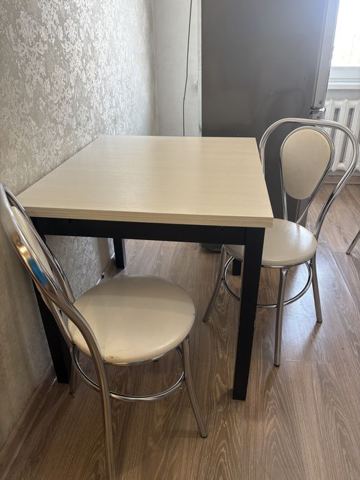 Продам стол раскладной с 4 стульями