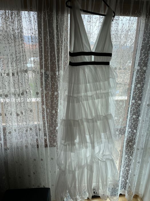 Бяла официална рокля